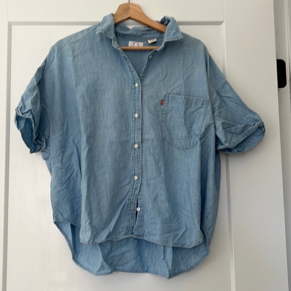 Levi’s short sleeve chambray. Worn 2x, excellent condition! Size XL fits like L